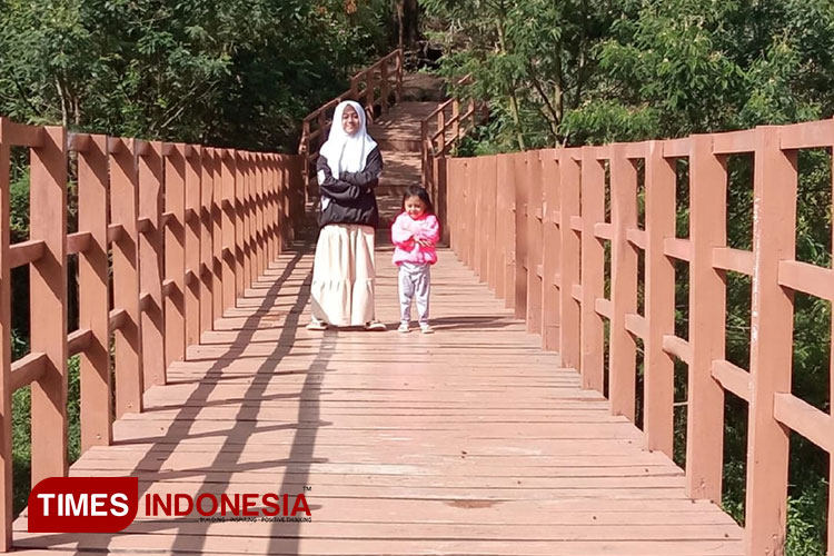 Bersantai Di Jembatan Kayu Paltuding Sebelum Mendaki Kawah Ijen Times Jatim 