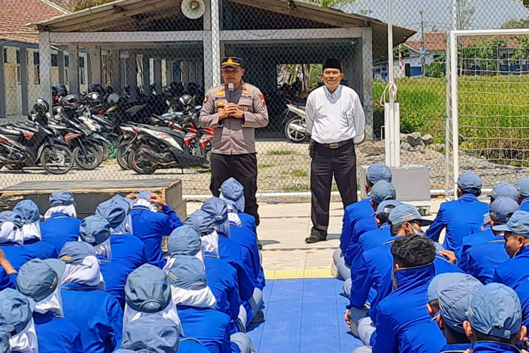 Kapolsek Bandongan Berikan Penyuluhan dan Pembekalan di SMK Muhammadiyah 1