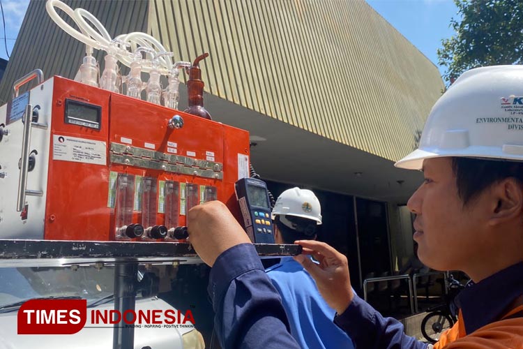 Tim Lab DLH Banyuwangi, melakukan uji kualitas udara di Jalan A. Yani depan Apotek Ima. (FOTO: Fazar Dimas/TIMES Indonesia)