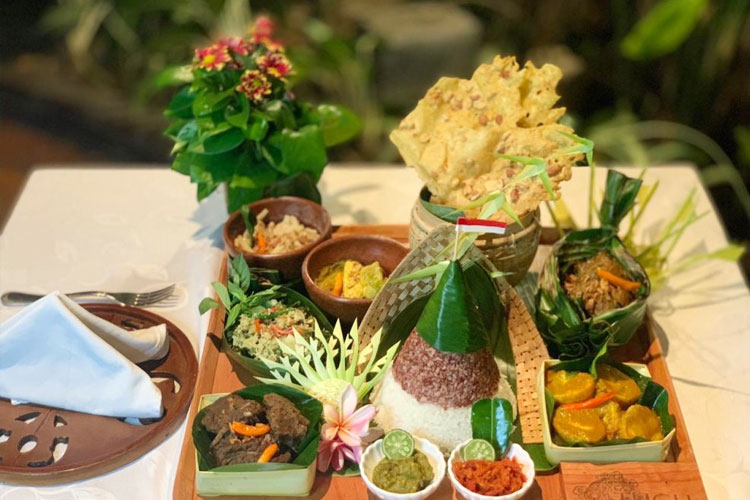 “Nasi Tumpeng Bambu Runcing” khas Hotel Tugu Malang yang disajikan dengan kombinasi nasi gurih dan nasi merah. (FOTO: AJP TIMES Indonesia)