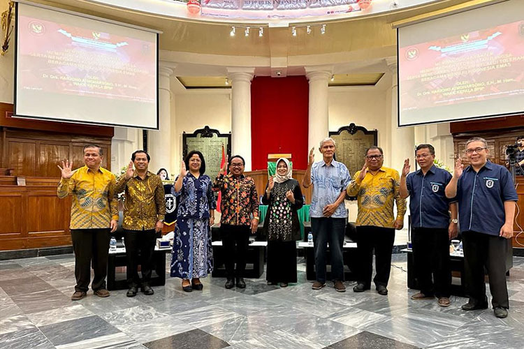 Jajaran Pengurus DPP PIKI dan Majelis Gereja Immanuel Jakarta saat pose Salam Pancasila. (FOTO: Dok. DPP PIKI)