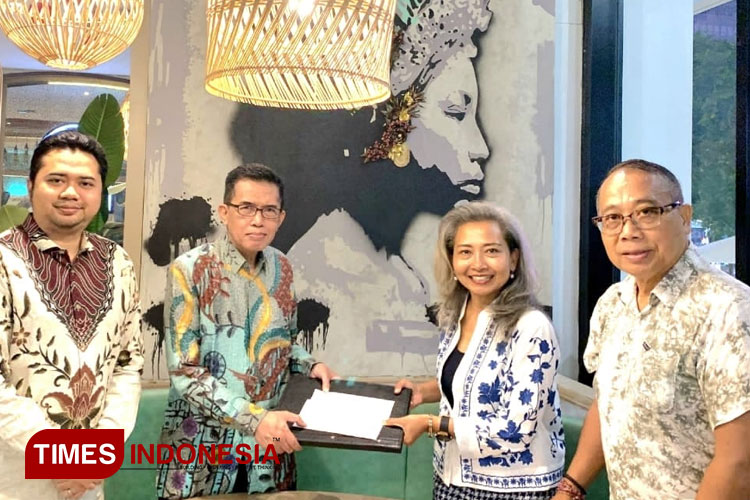 Penyerahan hibah dari perwakilan DAMEN kepada ketua Yayasan Unipdu didampingi direktur Pusat Studi Asean dan Mantan Dubes RI untuk Belanda di Jakarta, Sabtu (26/8/2023). (FOTO: KH. Zaimuddin Wijaya for TIMES Indonesia)