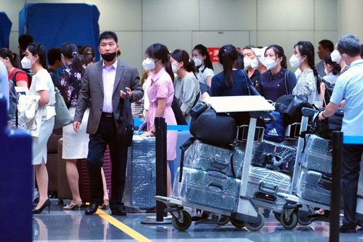 Warga Korea Utara mengantri untuk penerbangan ke Pyongyang di Bandara Internasional Ibu Kota Beijing pada hari Sabtu. (FOTO: Sky News/AP)