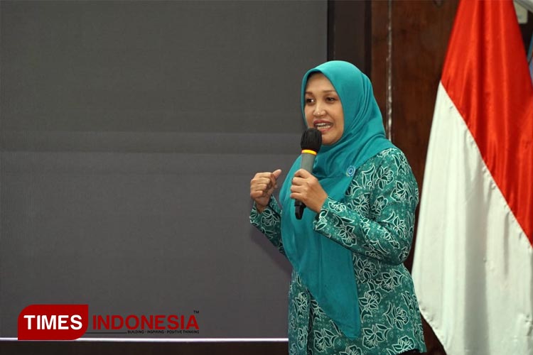 Ketua TP PKK Lamongan Anis Kartika Yuhronur Efendi dalam rapat koordinasi (rakor) “Percepatan Penurunan Stunting di Kabupaten Lamongan dalam rangka program 1-10-100”, di Pendopo Lokatantra Lamongan, Senin (28/8/2023), (FOTO: Humas Pemkab for TIME
