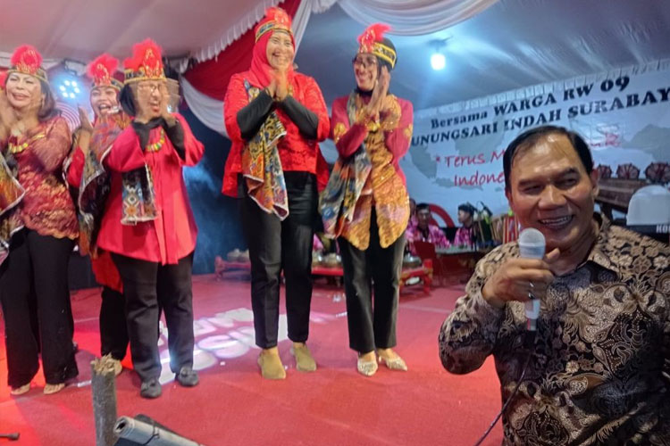 BHS saat memberikan apresiasi uang pembinaan kepada emak-emak penampil tarian tradisional dalam acara pentas budaya di Perumahan Gunung Sari Indah (GSI) RW 9, Surabaya, Sabtu (26/8/2023). (FOTO: AJP TIMES Indonesia)