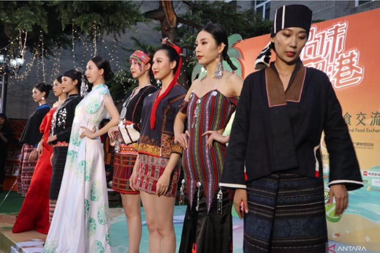 Sejumlah kain brokat Li yang masih dibuat secara tradisional dari etnis minoritas Li dari pulau Hainan ditampilkan dalam acara
