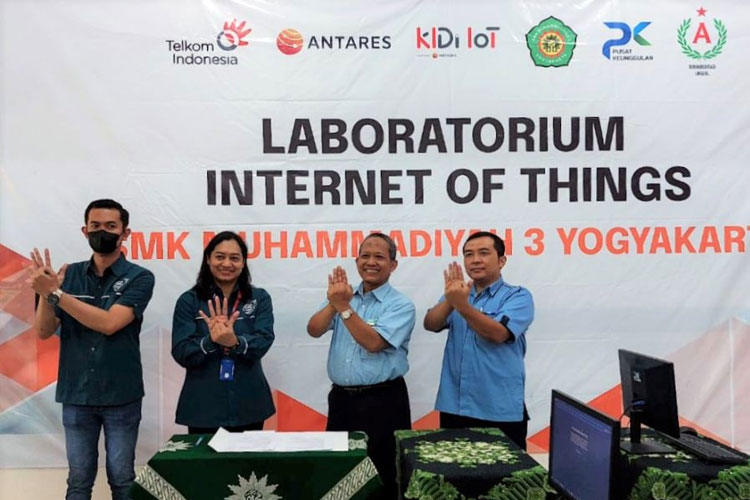 Seremoni serah terima Kelas Industri Digital IoT (KiDi IoT). (FOTO: AJP TIMES Indonesia)