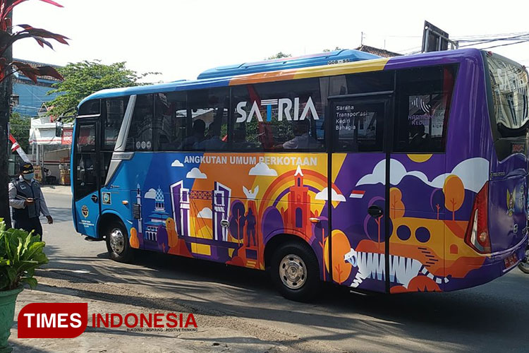 Bus Satria saat melintas di salah satu ruas jalan Kota Kediri (Foto: Yobby/TIMES Indonesia)