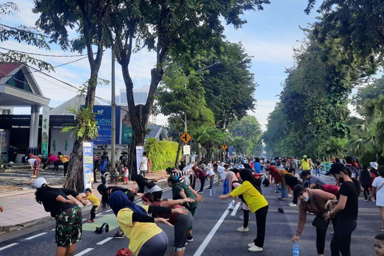 UT Surabaya Rutin Gelar Layanan Registrasi di Acara Car Free Day Surabaya