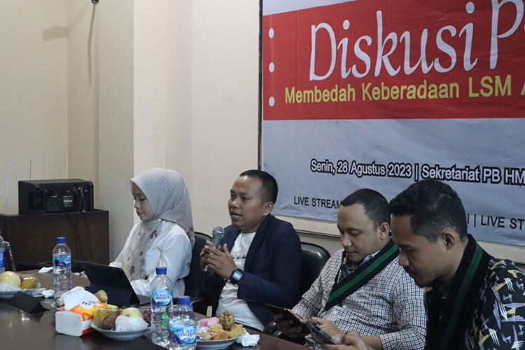 Wakil Katua Umum DPP Merah Putih Institute, M Jusrianto (pegang mic), sedang manyampaikan materi di depan peserta diskusi di sekretariat PB HMI.(dok. For TIMES Indonesia)