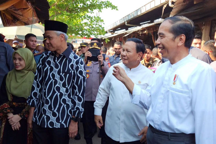 Momentum Ganjar Pranowo, Prabowo Subianto, dan Presiden RI Jokowi saat blusukan bersama di Pasar Grogolan Pekalongan. (Foto: Dok Ary Dwipayana)