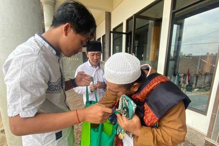 Berbagi Dalam Kegiatan Jumat Berkah Oleh Mahasiswa KSM-T 28 Unisma Malang