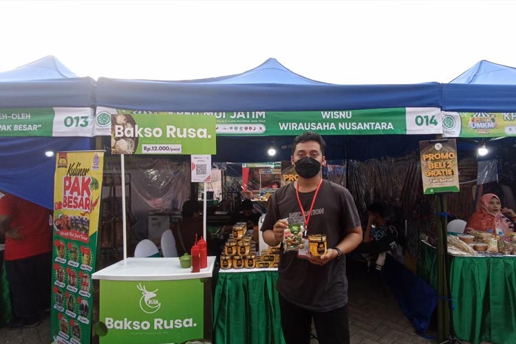 Salah satu tim penjual UMKM Bakso Rusa (Rumah Usaha NU) dengan produknya dalam event Pesta UMKM 2023 di NK Cafè Malang, Senin (28/8/2023). (FOTO: Andrias Setia Pribadi/TIMES Indonesia)