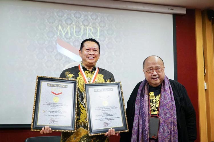 Ketua MPR Bambang Soesatyo menerima dua penghargaan Rekor MURI dari Jaya Suprana, di Galeri MURI, Mall of Indonesia, Rabu (30/8/2023). (FOTO: MPR RI)