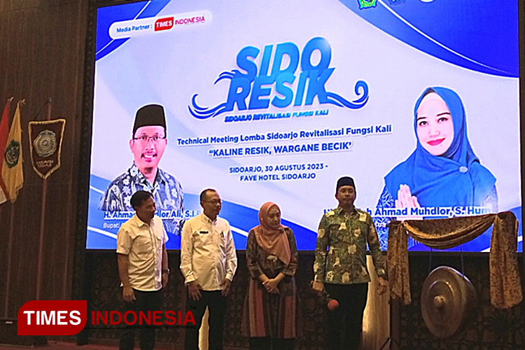 Bupati Sidoarjo, Ahmad Muhdlor Ali dan Ketua TP PKK Sidoarjo, Sa'adah Ahmad Muhdlor dan Kepala DLHK, Bahrul Amig dan Dwieko Kadis PU-BMSDA membuka lomba Sido Resik 2023 Putaran ke 2 di Favehotel Sidoarjo, Rabu (30/8/2023). (Foto: Rudi/TIMESIndonesia)