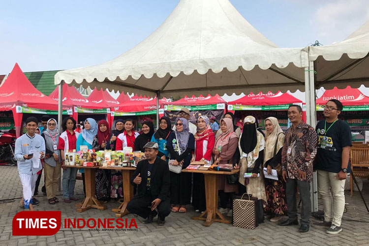 Foto bersama pelaku UMKM Jawa Timur dengan Jalian Setiarsa di kegiatan kurasi produk, Selasa (29/8/2023). (FOTO: Rindiani Mayasari/TIMES Indonesia)