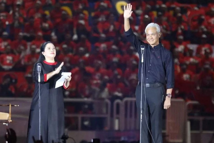 Ketua DPP Partai Demokrasi Indonesia Perjuangan (PDI Perjuangan), Puan Maharani dan bakal calon presiden PDIP, Ganjar Pranowo saat menghadiri Apel siaga PDI Perjuangan di Stadion Jatidiri, Semarang, Jawa Tengah (Foto: Instagram PDIP Jawa Tengah)