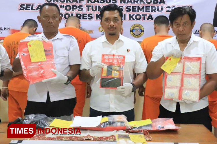 Kasat Narkoba Polres Kediri Kota AKP Ipung Harianto (tengah) memperlihatkan sejumlah barang bukti yang diamankan (foto : dok Polres Kediri Kota for TIMES Indonesia) 