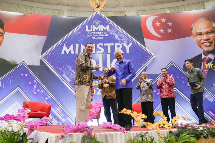 Menteri Pembangunan Sosial dan Keluarga Singapura Mr. Masagos Zulkifli saat berada di UMM. (Foto: Humas UMM)