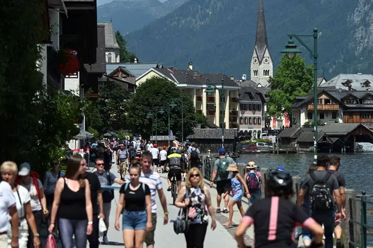 Pengunjung memadati kawasan Hallstatt, Austria setiap harinya. (Foto: AFP)