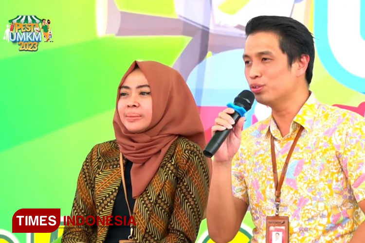 Penyampaian materi oleh Ira Dwi Astuti dan fFerry Hidayat sebagai perwakilan dari Bank Jatim, pada Selasa (29/8/2023) (Foto:live streaming KPEU MUI JATIM/TIMES Indonesia)