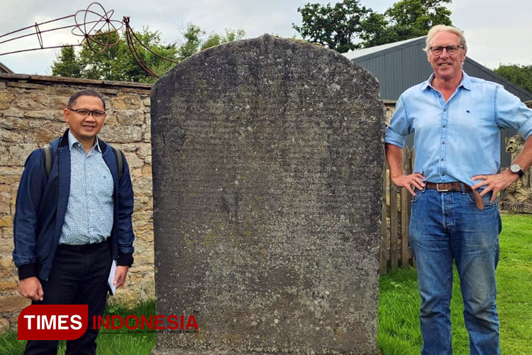 Pj Wali Kota Batu, Aries Agung Paewai SSTP MM menjadi Wali Kota Batu pertama yang melihat langsung Prasasti Sangguran, sebuah prasasti pada batu berangka tahun 850 syaka (928 Masehi). (Foto: Humas Pemkot Batu for TIMES Indonesia)