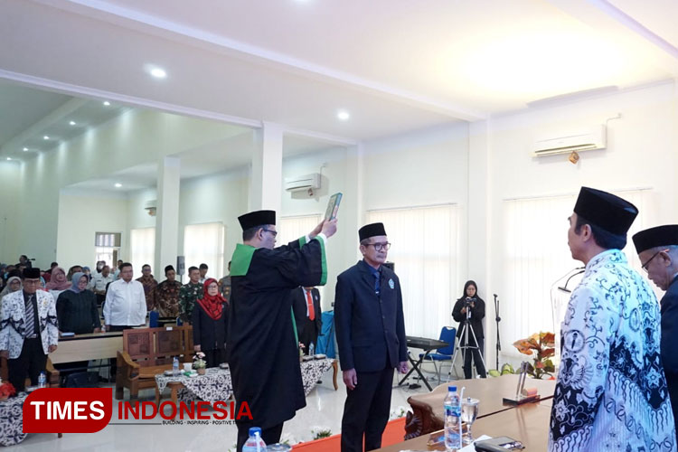 Prosesi pengukuhan Dr. Warli, M.Pd menjadi Rektor Unirow Tuban periode 2023-2027 Rabu (30/08/2023)(Foto: Safuwan/TIMESIndonesia)
