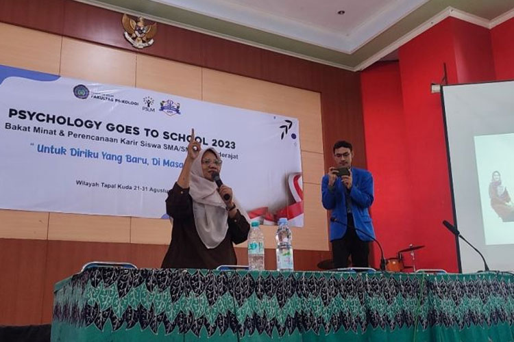 Bimbing Generasi Penerus: Fakultas Psikologi Universitas Muhammadiyah Jember Gelar Kembali Psychology Goes To School