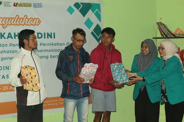 Kurangi Pernikahan Dini, Mahasiswa KSM -T Unisma Malang Gelar Penyuluhan di Desa Wringinanom