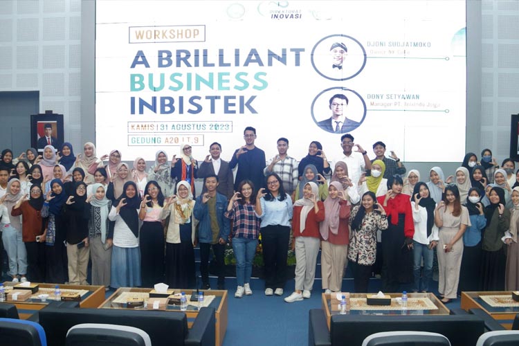 Sesi Foto Bersama Panitia, Pemateri, dan Peserta A Brilliant Business Inbistek. (HUMAS UM)