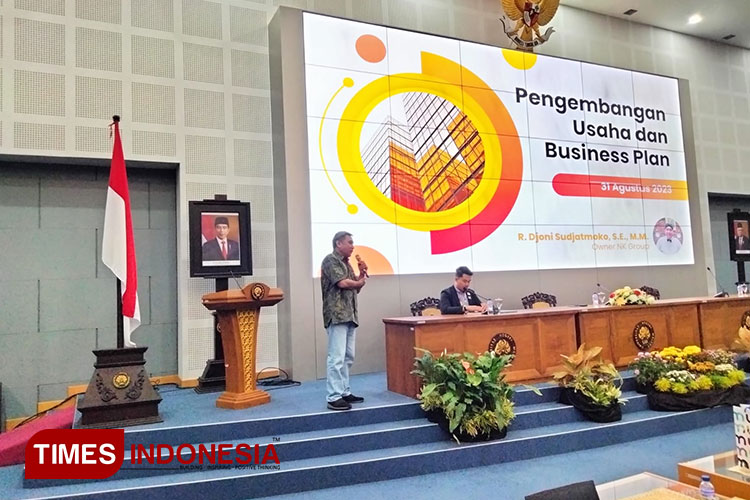 Djoni Sudjatmoko Memaparkan Materi di acara Workshop A Brilliant Business Inbistek di GKB A20 UM, Kamis (31/8/2023). (FOTO: Syafira Anastasya Salsabillah/ TIMES Indonesia)