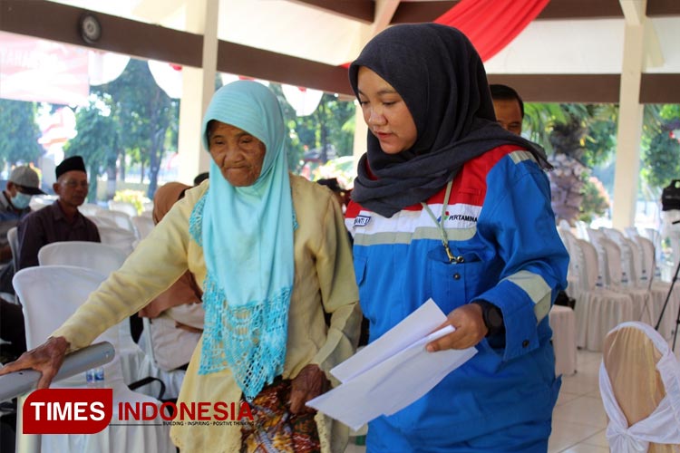 Karyawan PRPP menggandeng seorang wanita lansia untuk cek kesehatan dalam momentum peringatan HUT Kemerdekaan RI Ke-78 pada tahun 2023, Kamis Kamis (31/08/2023). (FOTO: Safuwan/TIMES Indonesia)