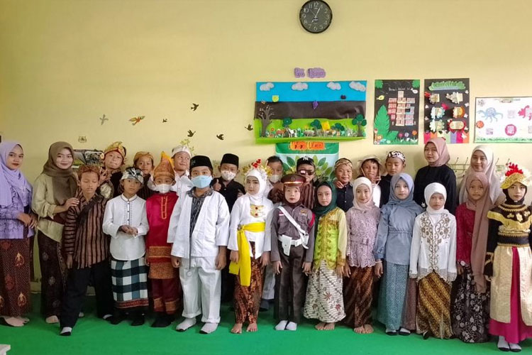 Keseruan Peringatan HUT RI ke&#45; 78 di MI Islamiyah Kebonsari Bersama Mahasiswa PPL FAI Unisma Malang