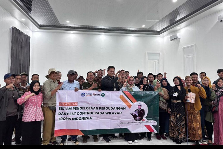 Kenakan Pakaian Adat, Sivitas Akademi Unisma Malang Lakukan Sosialisasi Penggunaan Pakan Flushing