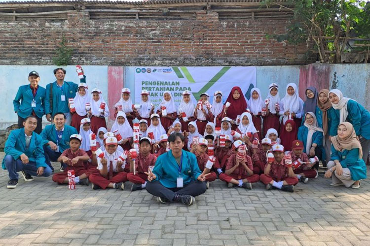Sosialisasi pengenalan pertanian pada siswa siswi SDN 1 Patokpicis. (FOTO: AJP TIMES Indonesia)