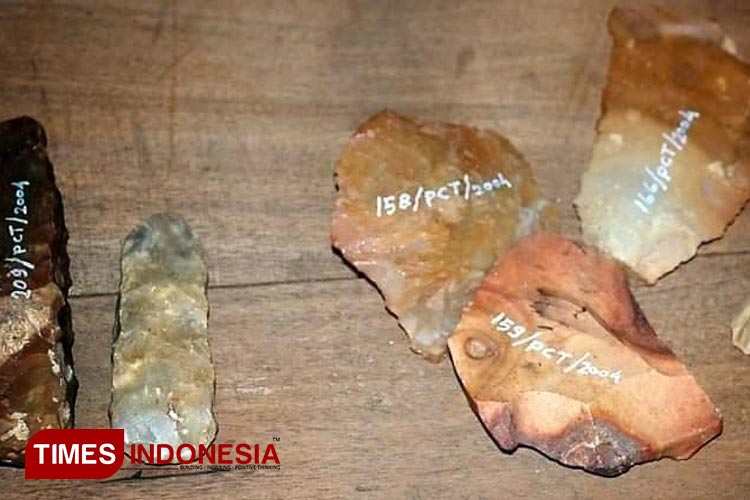 Peninggalan Prasejarah Kebudayaan Pacitanian berupa serpihan batu mirip kapak genggam dan ujung tombak yang masih tersimpan saat ini. (FOTO: Prokopim for TIMES Indonesia) 