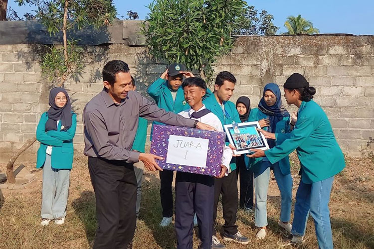 Gali Kreatifitas, KSM-T 54 Unisma Malang Gelar Lomba Mading di SMP Islam Hidayatul Mubtadiin
