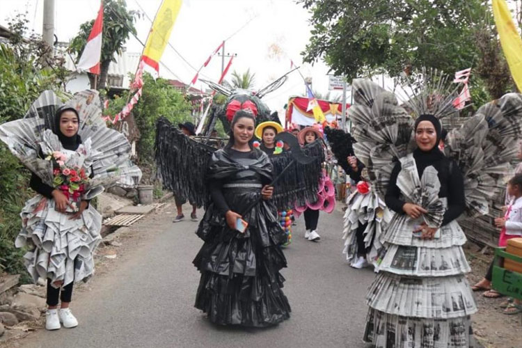 Mahasiswa KSM-T Unisma Malang berpartisipasi memanfatkan limbah rumah tangga plastik menjadi karya untuk kostum karnaval Desa Kemiri. (FOTO: AJP TIMES Indonesia)