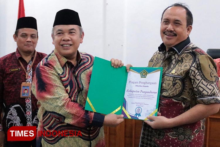 Penyerahan penghargaan halal selfdeclaration sehati dari Badan Penyelenggara Jaminan Produk Halal kepada Pemerintah Daerah Pangandaran. (FOTO: Syamsul Ma'arif/TIMES Indonesia)
