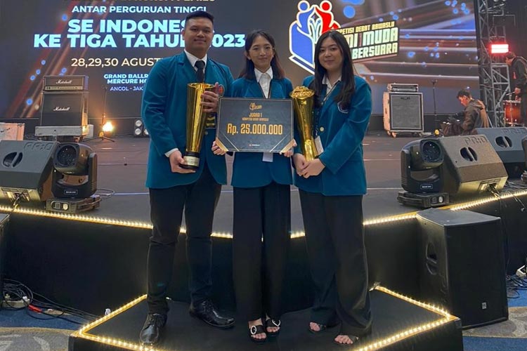 Mahasiswa Ubaya Juara 1 Lomba Debat Bawaslu RI