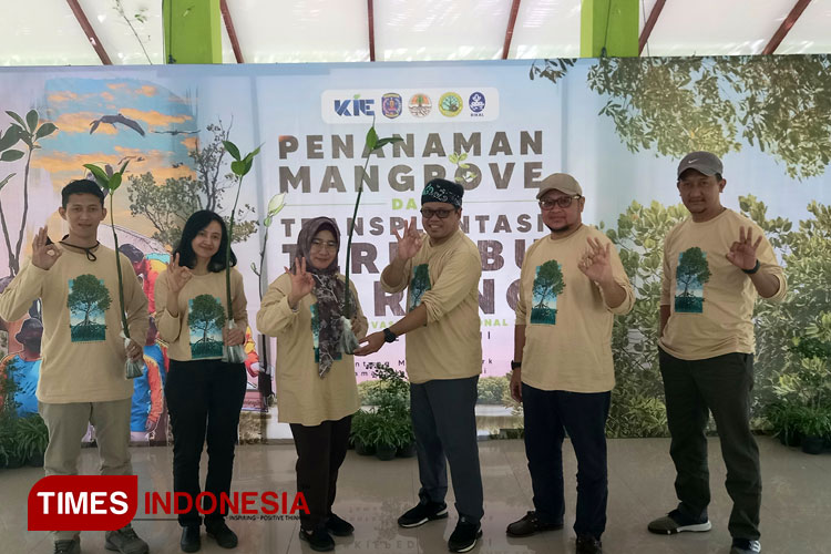 Lagi, Rayakan HUT Ke&#45;33 PT KIE Tanam Mangrove dan Transplantasi Terumbu Karang