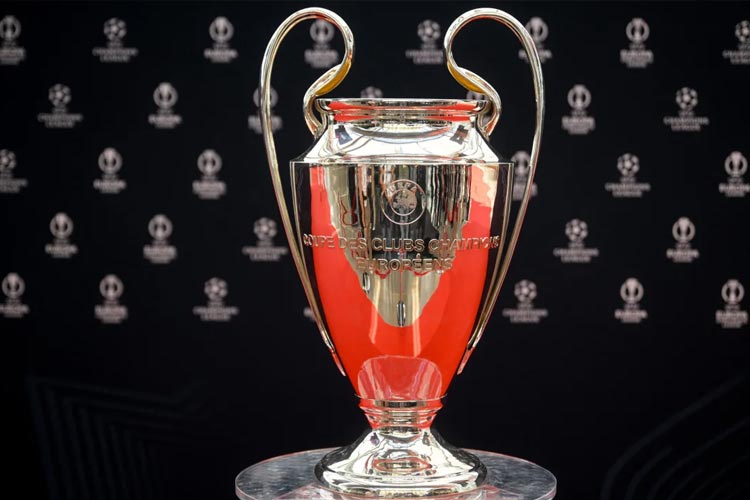 Trofi Liga Champion UEFA di Forum Grimaldi Kerajaan Monaco ketika sedang pengundian grup, Kamis (31/08/2023) (FOTO: Nicolas Tucat/AFP/Getty Images)
