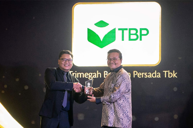 Direktur Health, Safety and Environment (HSE) Harita Nickel Tonny H. Gultom menerima penghargaan TrenAsia ESG Award 2023 untuk kategori smelter. (Foto: Harita Nickel for TIMES Indonesia)