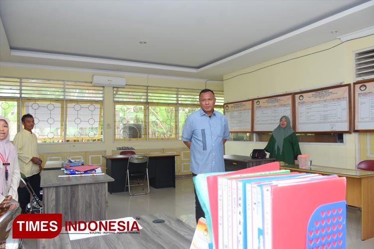 Wakil Wali Kota Tidore Muhammad Sinen saat melakukan sidak (Foto:Harianto/TIMES Indonesia)