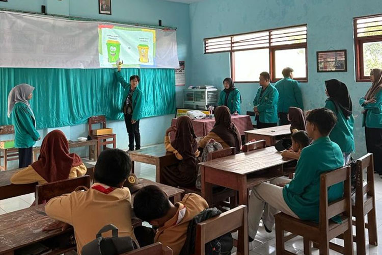 Mengelolah Sampah Menjadi Kerajinan, Mahasiswa KSM-T Unisma Malang Ajak Siswa Terapkan Prinsip 3M