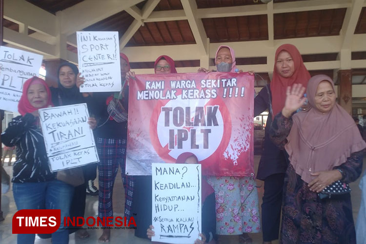 Massa membentang spanduk dan poster menolak pembangunan Instalasi Pengolahan Lumpur Tinja. (Foto: Edis/TIMES Indonesia 