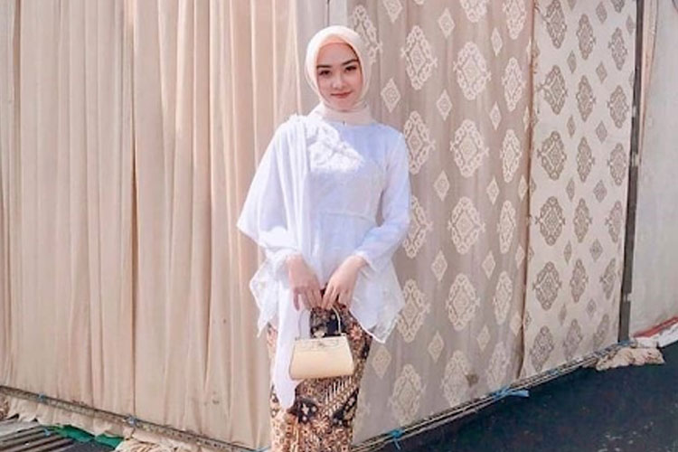 Tips Pakai Kebaya Dress untuk Wanita Berhijab, Tetap Nyaman dan Stylish!