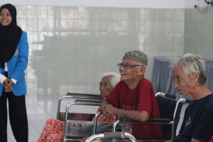 Teka-Teki Sehat, Terapi Okupasi bagi Lansia di Panti Werdha Wisma Asih Madiun oleh Mahasiswa PKM-PM UNIPMA