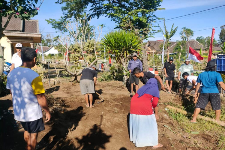 Semarakan HUT RI ke 78 KSM&#45;T Unisma Gelar Kerja Bakti Bersama Warga Desa Wonoayu