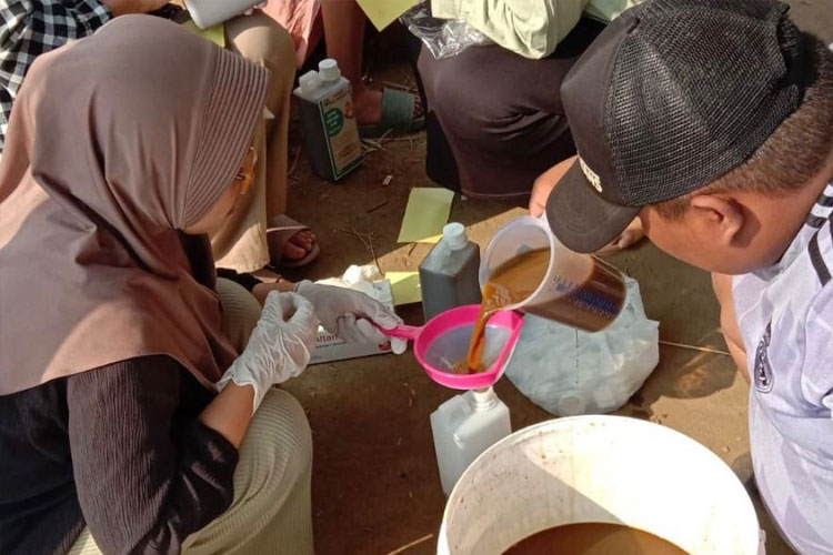 Proses packing pupuk organik cair. (FOTO: AJP TIMES Indonesia)